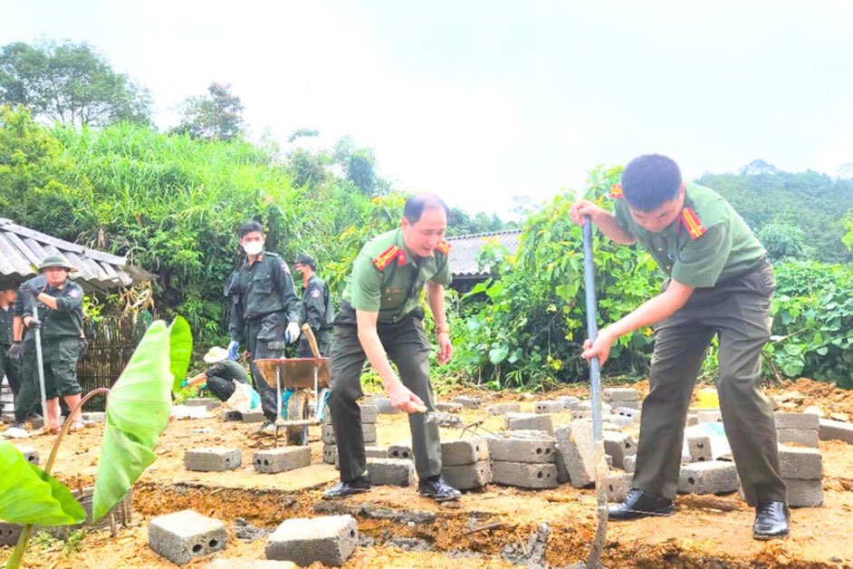 Cong an tinh Thai Nguyen tham gia ho tro xoa nha tam, nha dot nat. Anh: Viet Hoan.