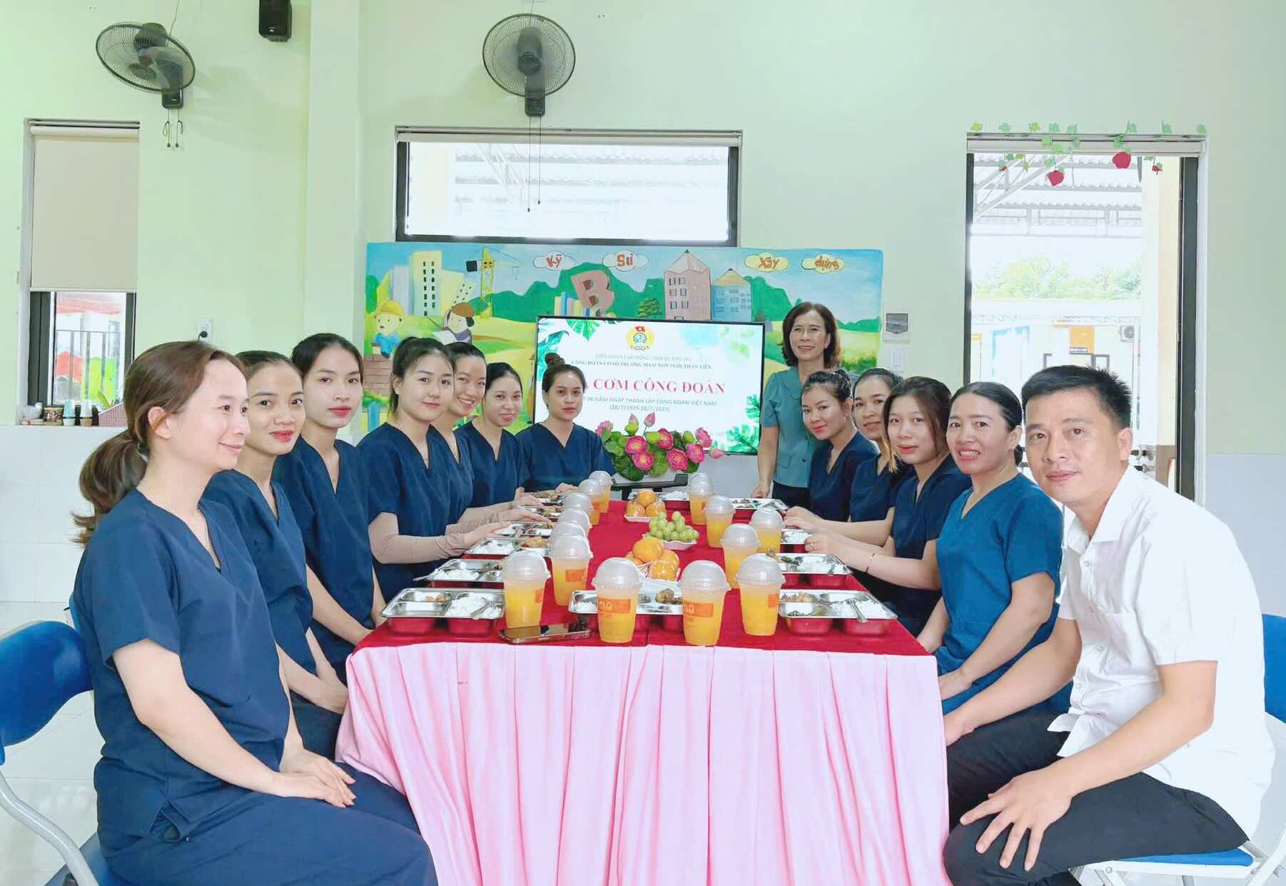 幼稚園の教師、職員が「労働組合の食事」に集まっています。写真:Quang Tri労働組合