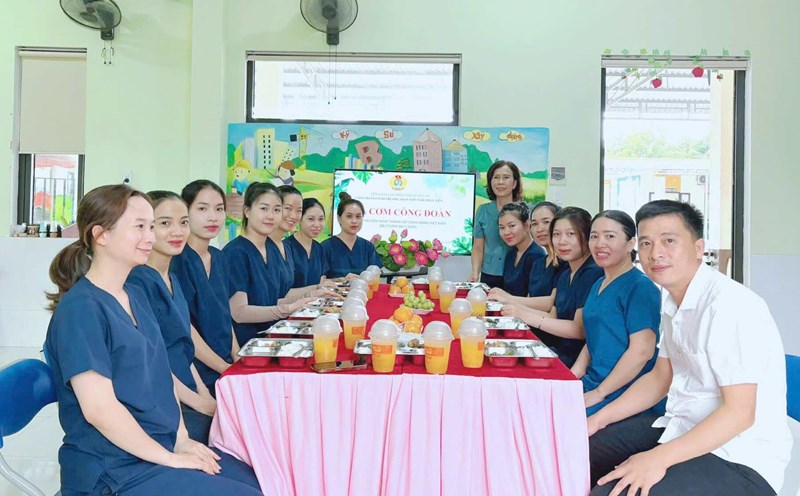 Teachers and staff of the kindergarten gathered at the "Union Meal". Photo: Quang Tri Trade Union