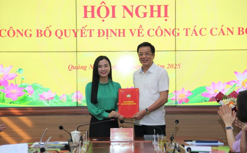 Mr. Nguyen Van Hoi, Chairman of the Vietnam Fatherland Front Committee of Quang Ninh province, presented the decision to recognize the Vice Chairman of the Vietnam Fatherland Front Committee of Quang Ninh province to Provincial Youth Union Secretary Nguyen Phuong Thao. Photo: Quang Ninh Fatherland Front