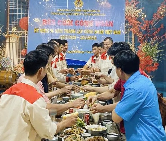 따뜻한 노동조합 식사에 둘러앉은 노동자들. 사진: 꽝찌 노동조합