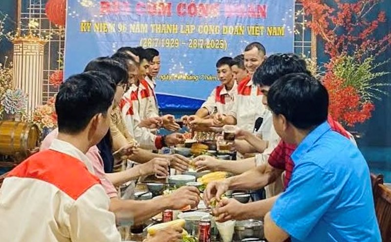 Workers gathered at the Warm Union Meal. Photo: Quang Tri Trade Union