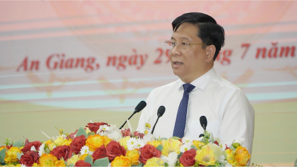 안장성 인민위원회 위원장 Ho Van Mung은 사회 경제 개발 솔루션을 동기화하여 구현할 것을 제안했습니다. 사진: Nguyen Anh