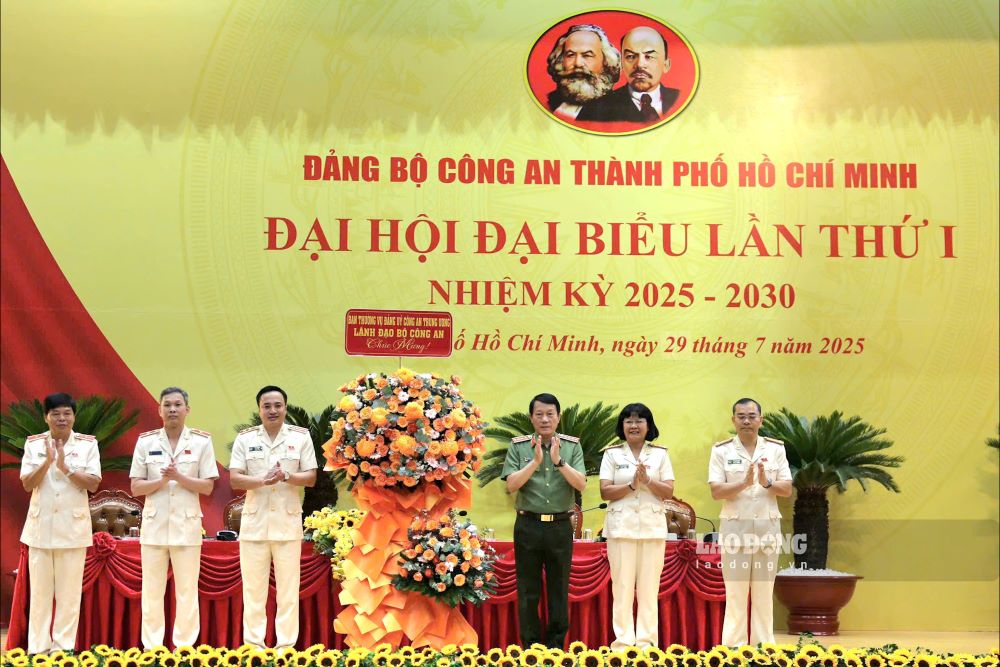 Dai tuong Luong Tam Quang - Uy vien Bo Chinh tri, Bi thu Dang uy Cong an Trung uong, Bo truong Bo Cong an tang lang hoa chuc mung Dai hoi. Ảnh: Viet Dung