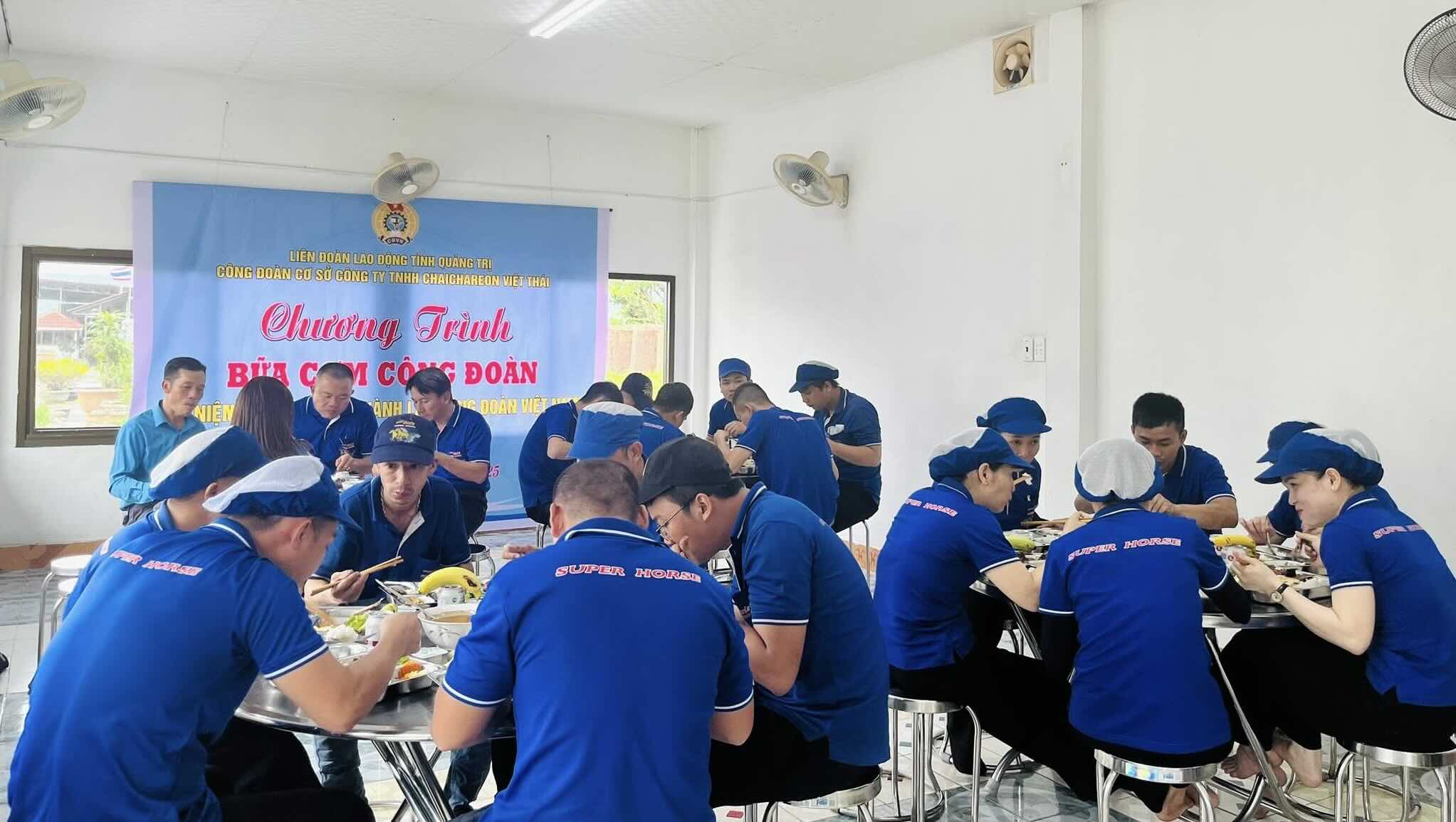 많은 노동자들이 108 옆에 모여 식사를 합니다. 노조 식사 2020. 사진: 꽝찌 노조