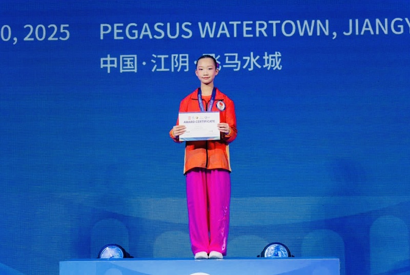 Chu Tue Anh 선수가 베트남 청소년 우슈 대표팀에 금메달을 안겼습니다. 사진: Hoai Viet