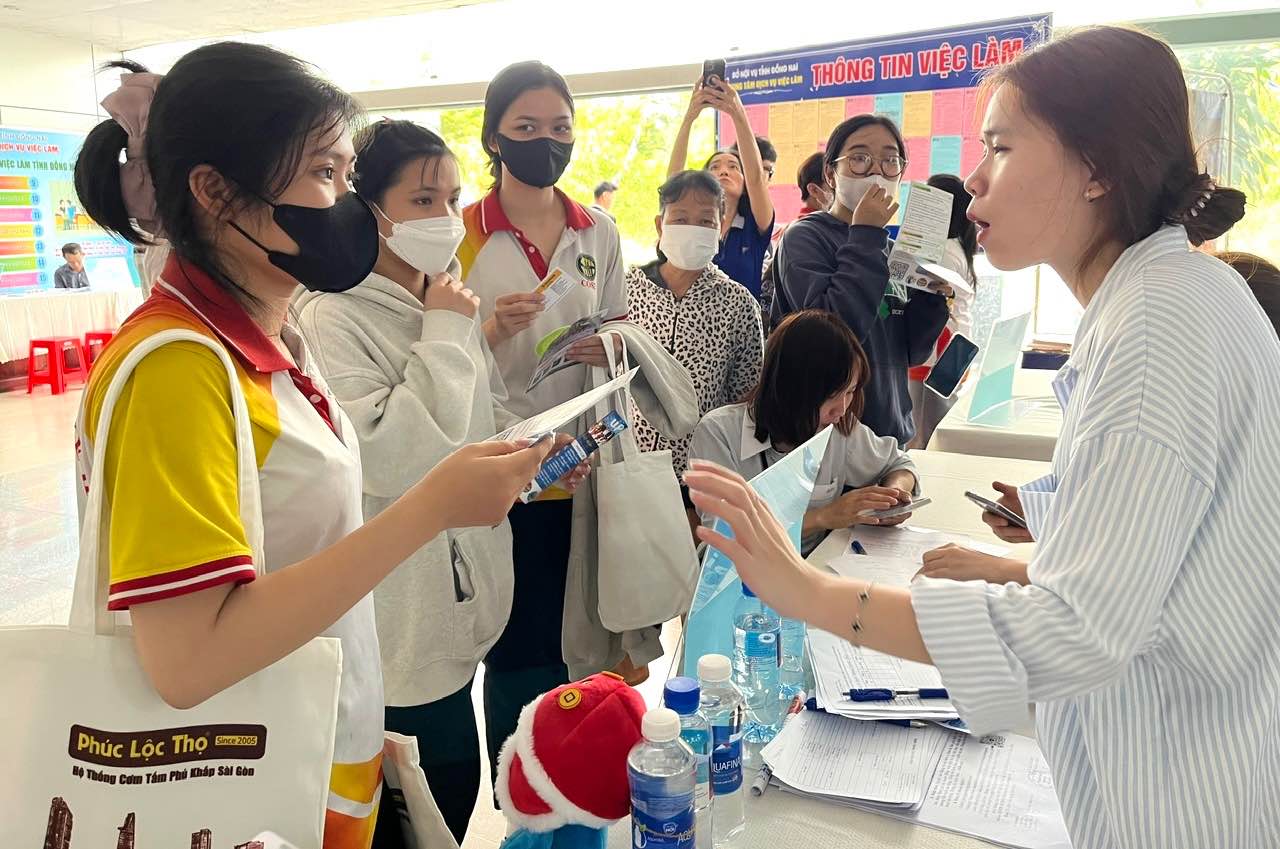 Employment businesses at Dong Nai Job Exchange. Documentary photo: HAC