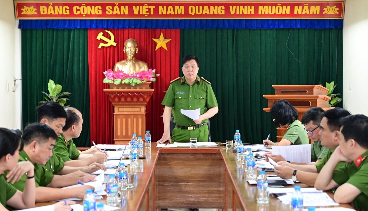 El coronel Bui Trung Thanh habla en la reunion de trabajo. Foto: Policia de la ciudad de Hai Phong