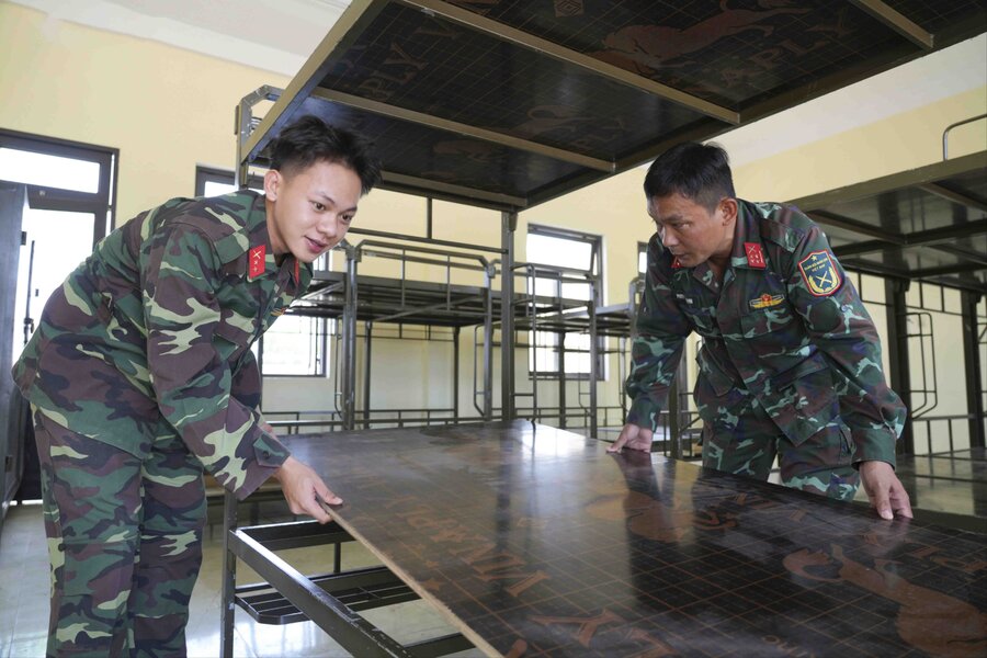 Officers and soldiers of the Quang Ngai Provincial Military Command arrange and support the necessary conditions for officers and soldiers from the old Kon Tum province to work in Quang Ngai. Photo: Thien Hau