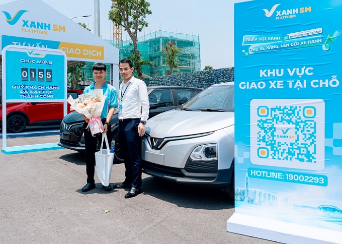 Mot tai xe nhan ban giao xe tai su kien.