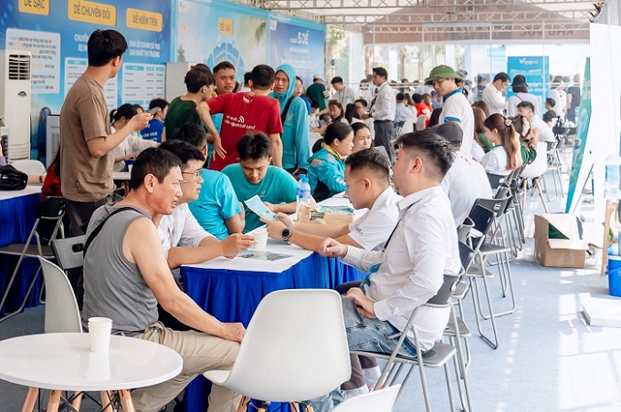 Khong khi tai su kien da nhon nhip tu sang. Anh: Vinfat