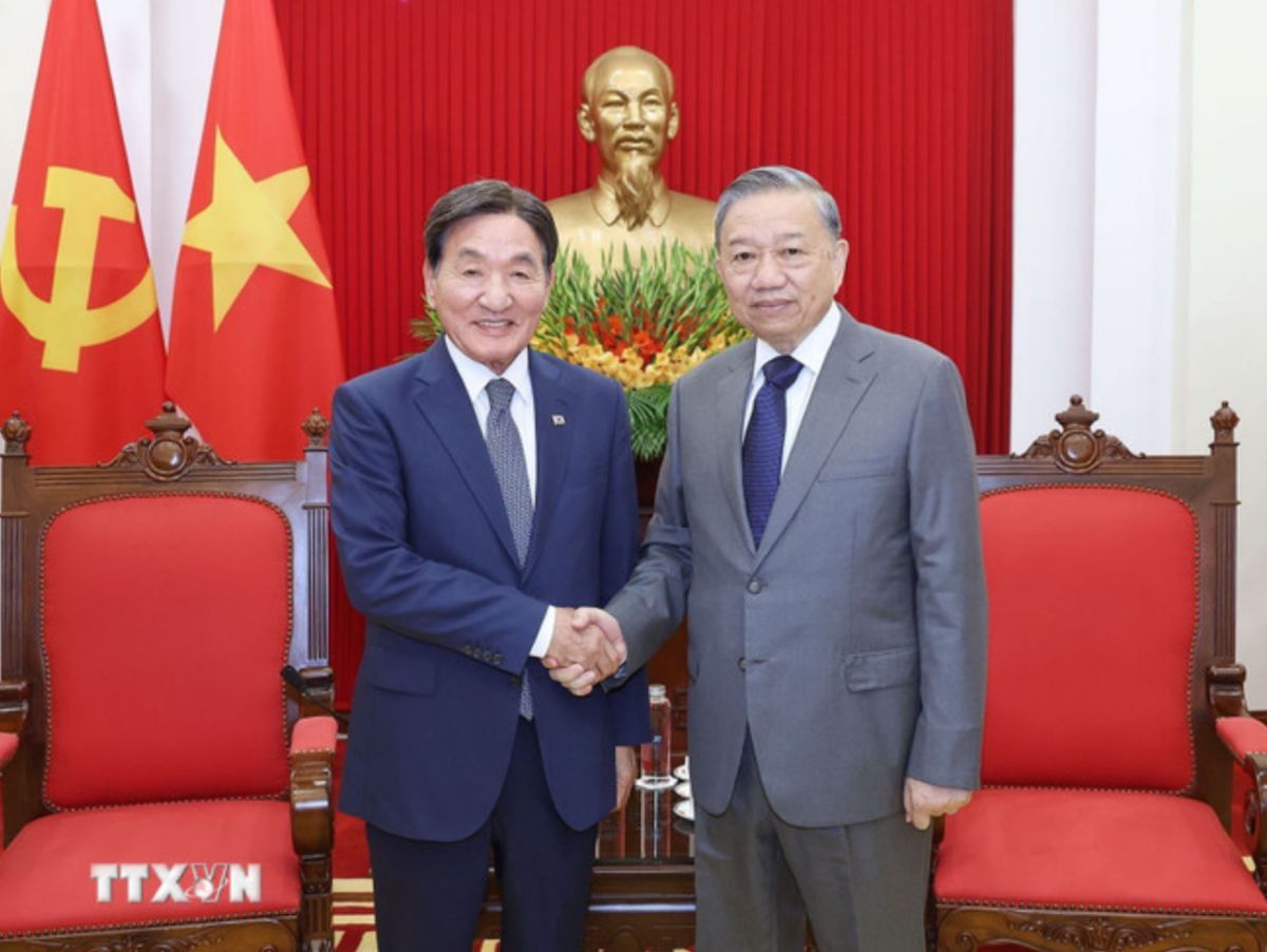 General Secretary To Lam received Mr. Park Chang Dal, Special Envoy of President of the Republic of Korea Lee Jae Myung. Photo: VNA