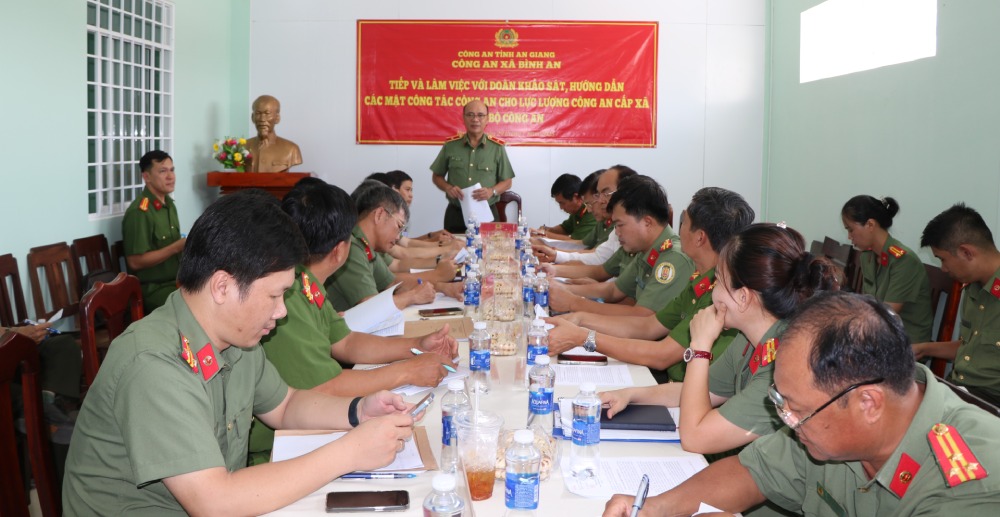 Doan khao sat Bo Cong an lam viec tai Cong an xa Binh An. Anh: Tien Dung