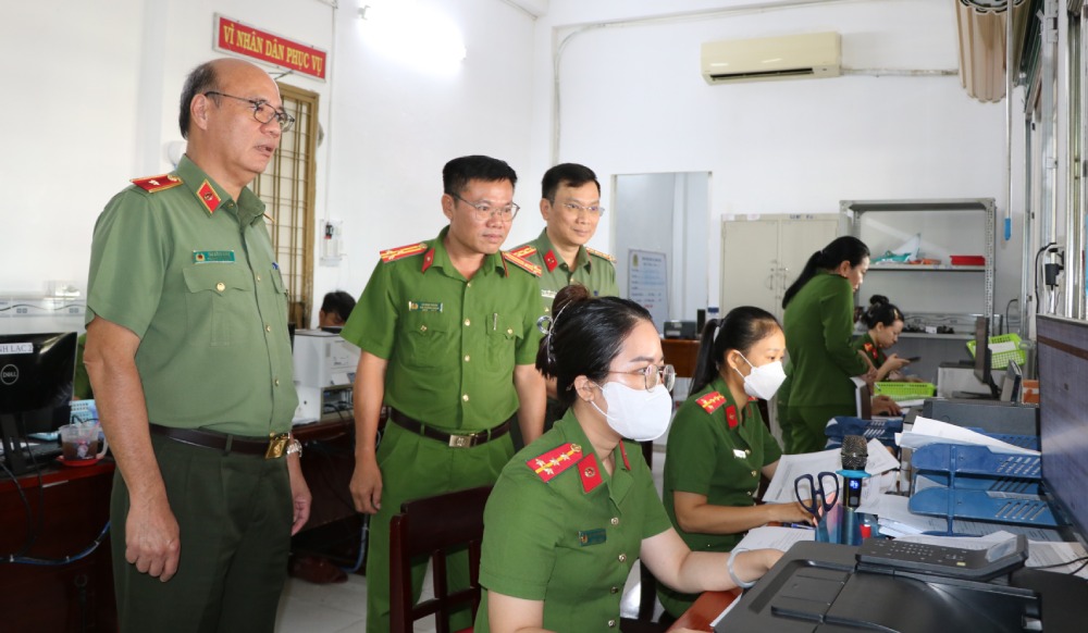 Cao Dang Hung将軍（左）と検査チームがRach Gia Wardの警察の仕事を行った。写真：Tien Dung