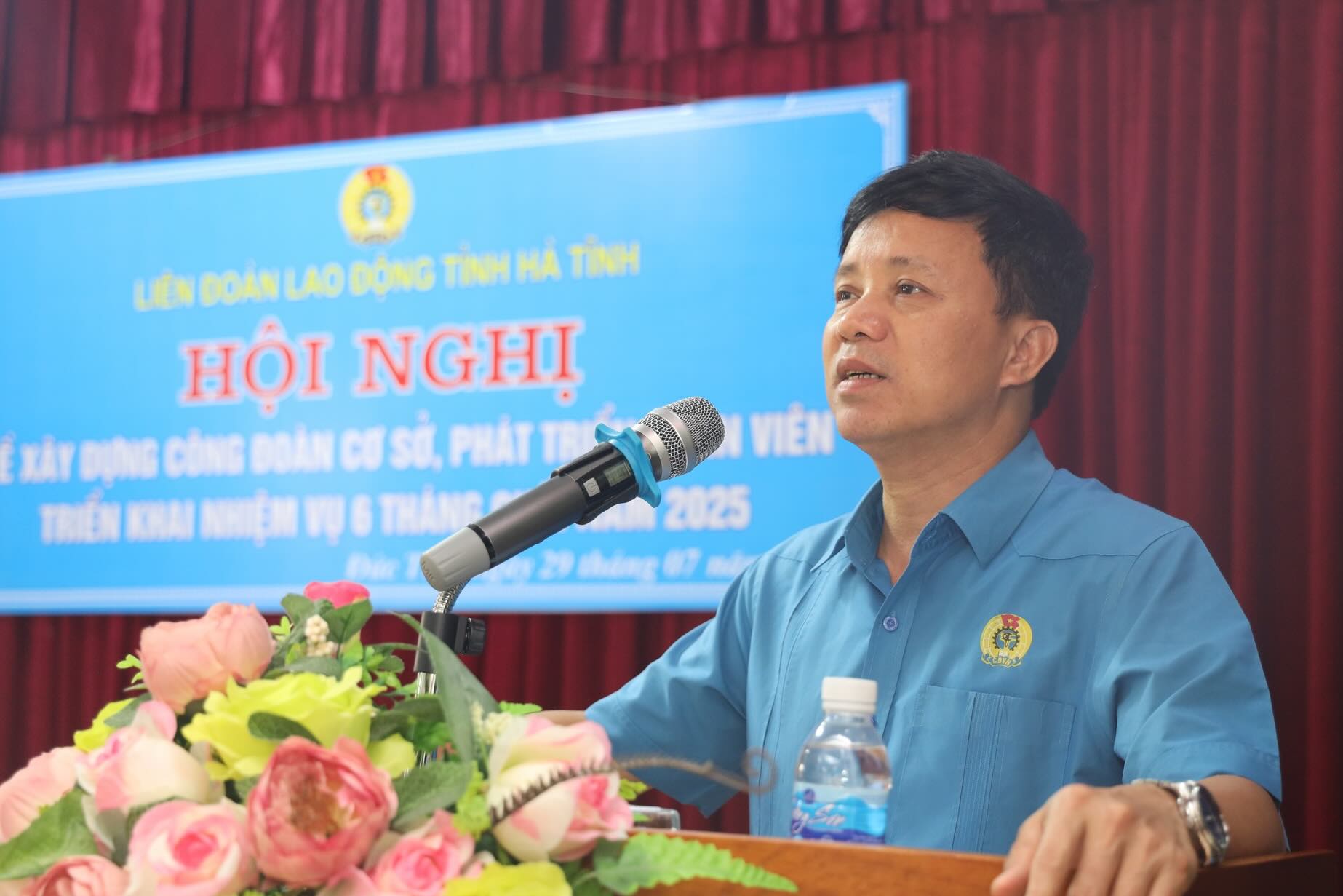 Dong chi Nguyen Van Danh – Pho Chu tich Uy ban MTTQ tinh, Chu tich LDLD tinh Ha Tinh phat bieu tai hoi nghi. Anh: Cong doan Ha Tinh