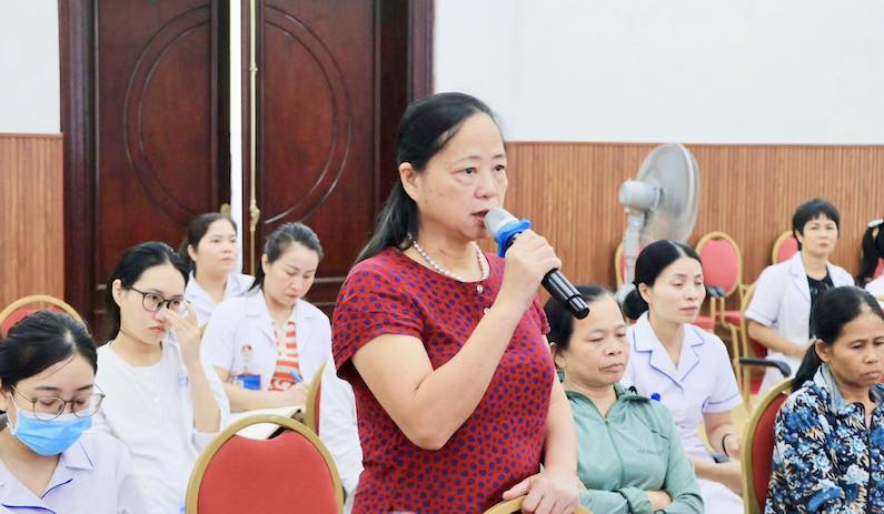 Nguoi benh dong gop y kien trong cuoc hop. Anh: BVCC