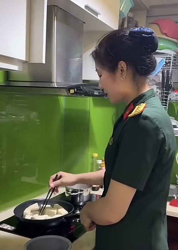 Cuu tuyen thu Pham Thi Yen vao bep. Anh: Cat tu video