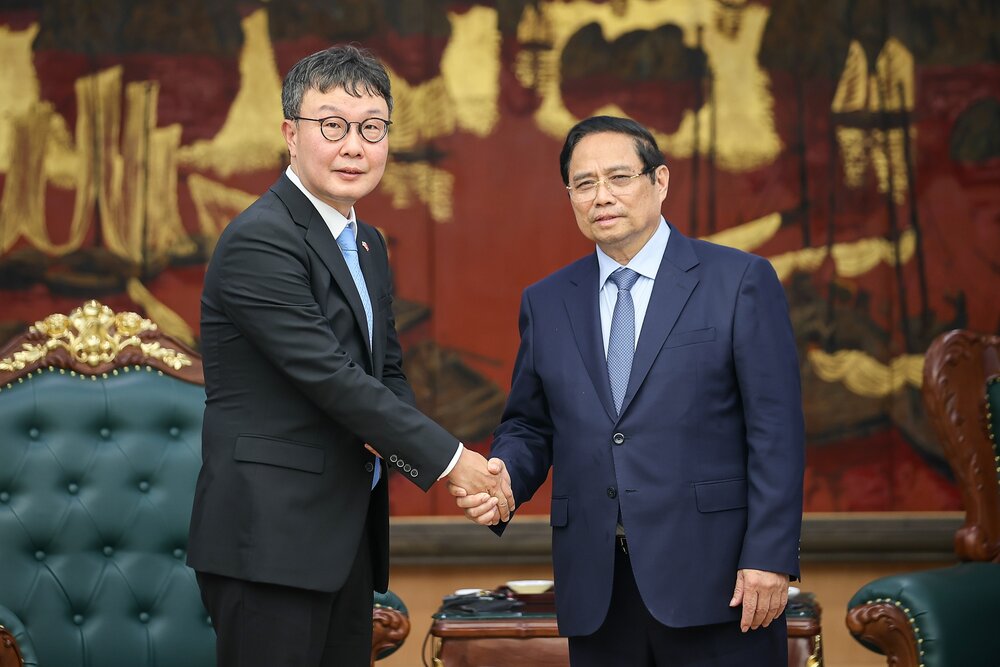 Politburo member and Prime Minister Pham Minh Chinh received Mr. Kim Hyoung-nyon, Vice President of Dunamu Group (Korea). Photo: VGP