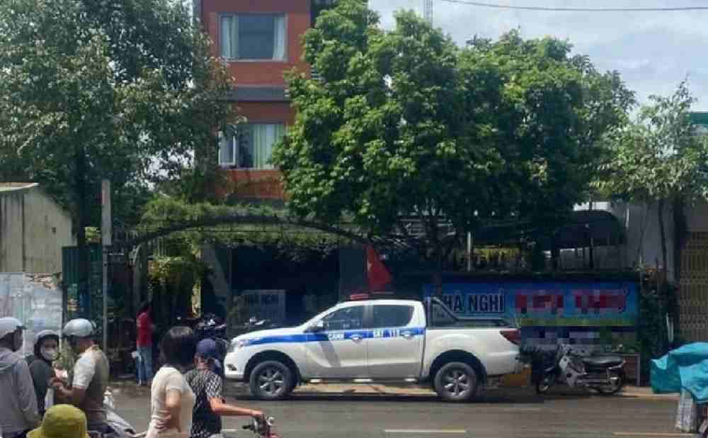 Cơ quan chức năng khám nghiệm hiện trường nhà nghỉ nơi người phụ nữ tử vong ở Đắk Lắk. Ảnh: Công an cung cấp
