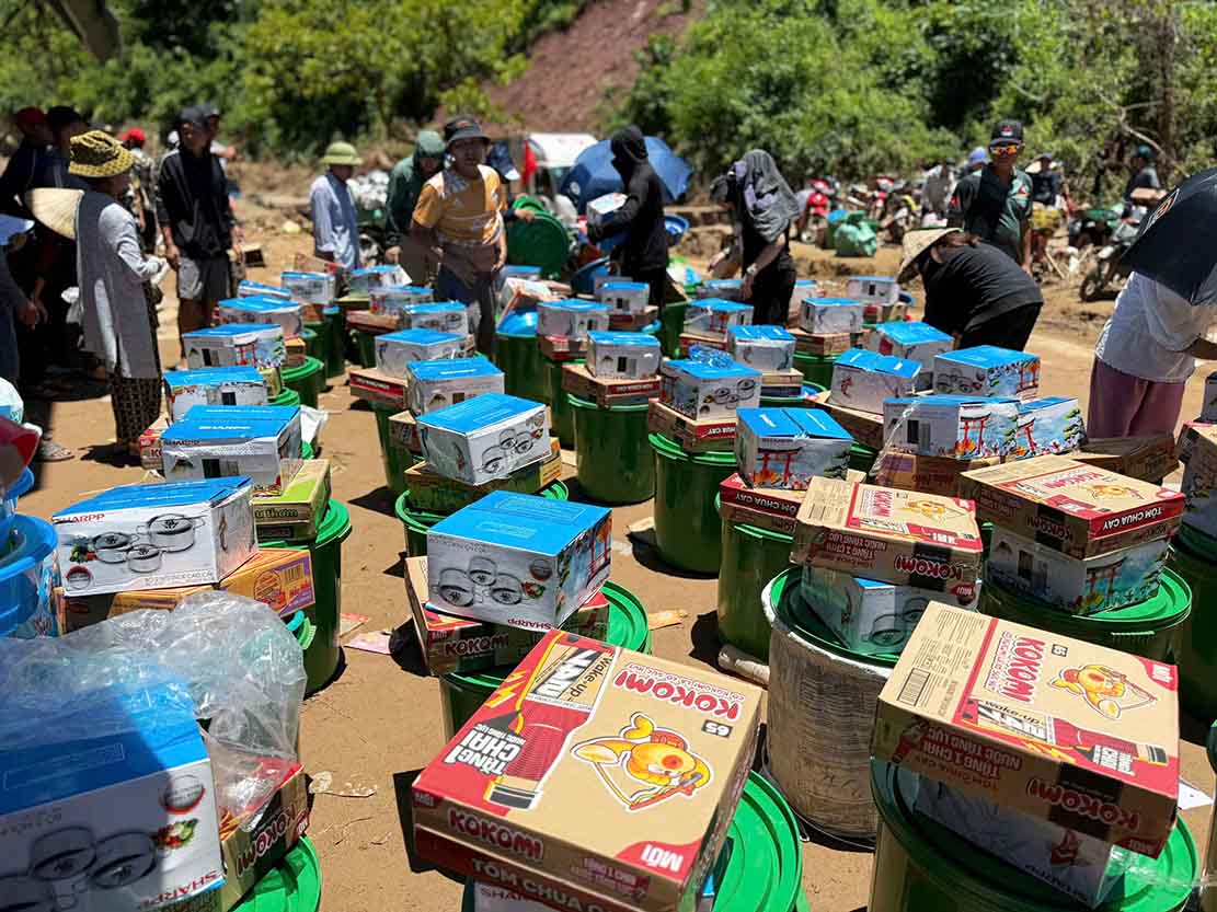 Triton Vietnam 클럽은 하노이 심장 구조 스테이션과 협력하여 약 250개의 선물 필수품 및 현금을 홍수 피해 지역 주민들에게 직접 전달했습니다. 사진: Ngoc Anh