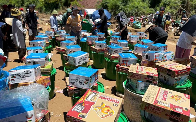 Nearly 250 gifts of essential items and cash were given by Triton Vietnam Club in coordination with the Hanoi Heart Rescue Station to people in flooded areas. Photo: Ngoc Anh