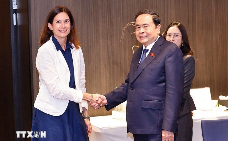 Politburo member and National Assembly Chairman Tran Thanh Man and Swiss House of Representatives Speaker Maja Riniker. Photo: VNA