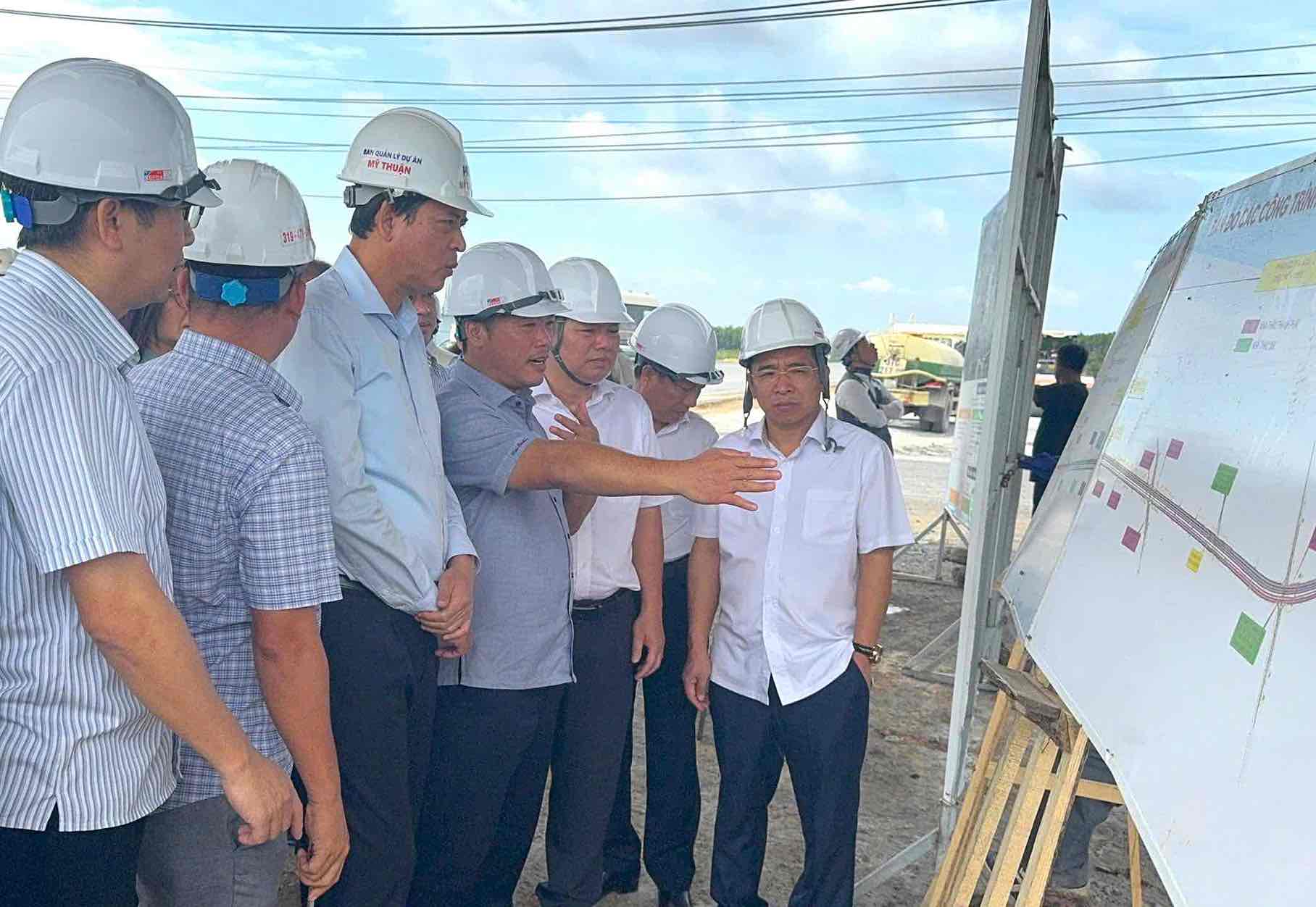 Doan cong tac Bo Xay dung kiem tra tien do cac goi thau thuoc du an duong Vanh dai 3 TPHCM. Anh: HAC