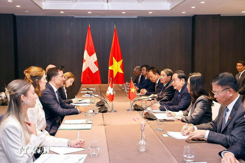 Scene of the meeting between Politburo member and National Assembly Chairman Tran Thanh Man and President of the Swiss Senate Andrea Caroni. Photo: VNA