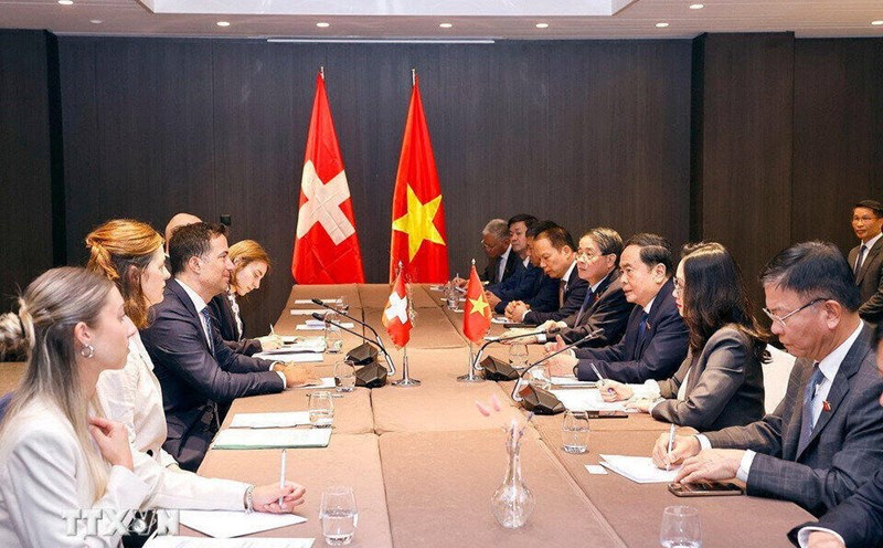 Scene of the meeting between Politburo member and National Assembly Chairman Tran Thanh Man and President of the Swiss Senate Andrea Caroni. Photo: VNA