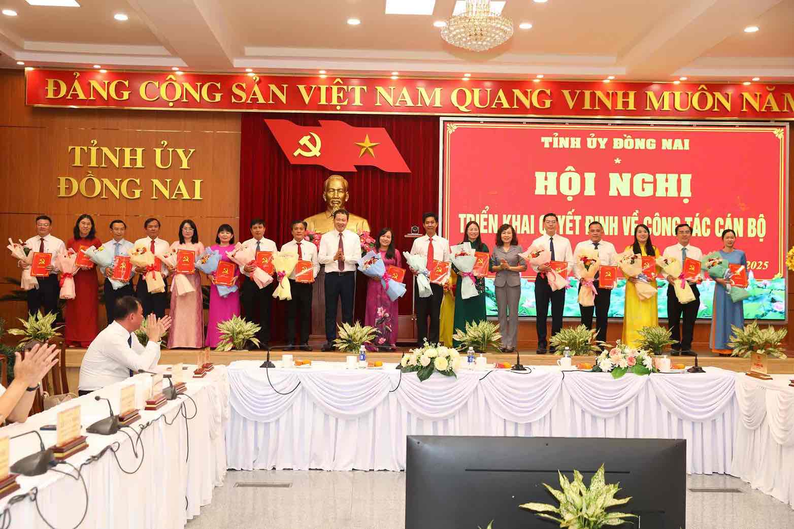 동나이성 당위원회 서기 Vu Hong Van이 배치된 간부들에게 결정서를 수여하고 꽃다발을 전달하며 축하하고 있습니다. 사진: HAC