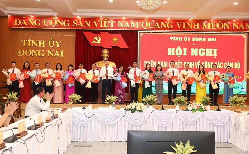 Dong Nai Provincial Party Secretary Vu Hong Van presented the decision and presented flowers to congratulate the transferred cadres. Photo: HAC