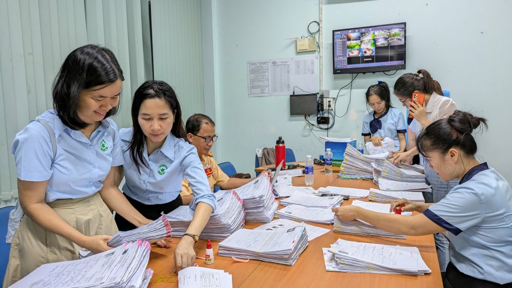 Luc luong hach vien lam viec den khuya de dam bao tien do giai quyet ho so. Ảnh: Anh Tu
