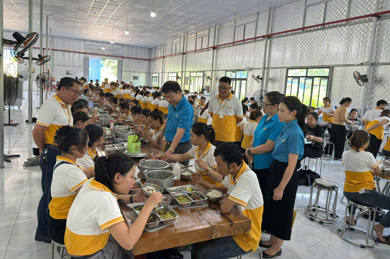 Lanh dao cong doan xuong tan noi de kiem tra, dung bua cung doan vien, nguoi lao dong. Anh: Tuan Hai