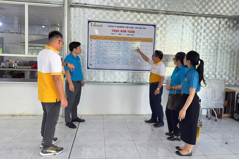 Thuc don an uong luon duoc cong khai toi doan vien, lao dong. Anh: Tuan Hai