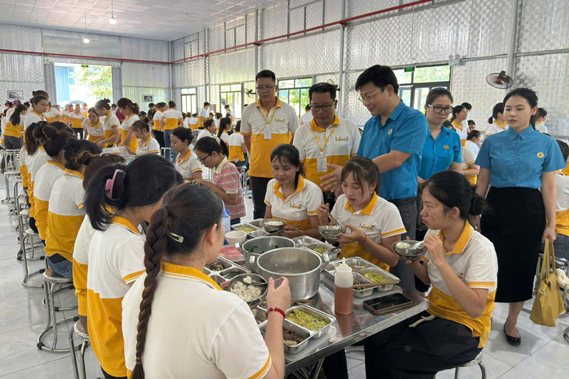 Nhung bua com cong doan day du dinh duong giup nguoi lao dong co them dong luc lam viec, gan bo voi cong ty. Anh: Tuan Hai