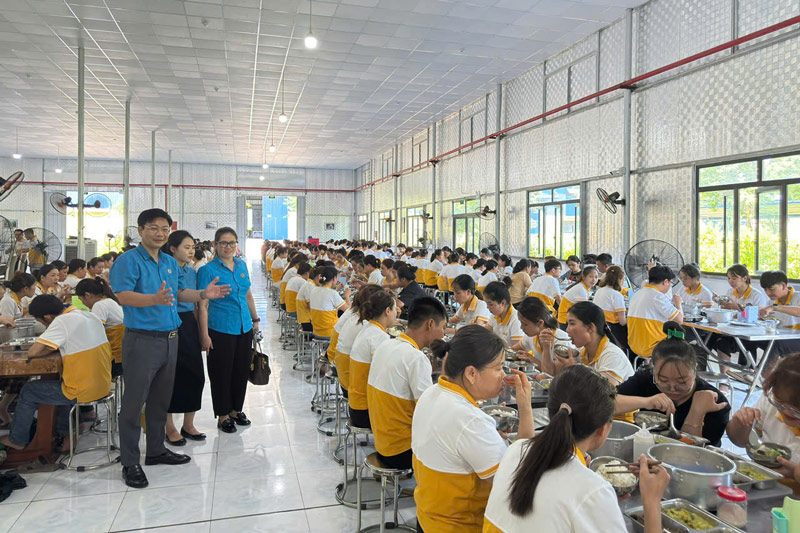 Lao Cai Trade Union regularly coordinates with grassroots trade unions in taking care of the lives of union members and workers. Photo: Dinh Dai