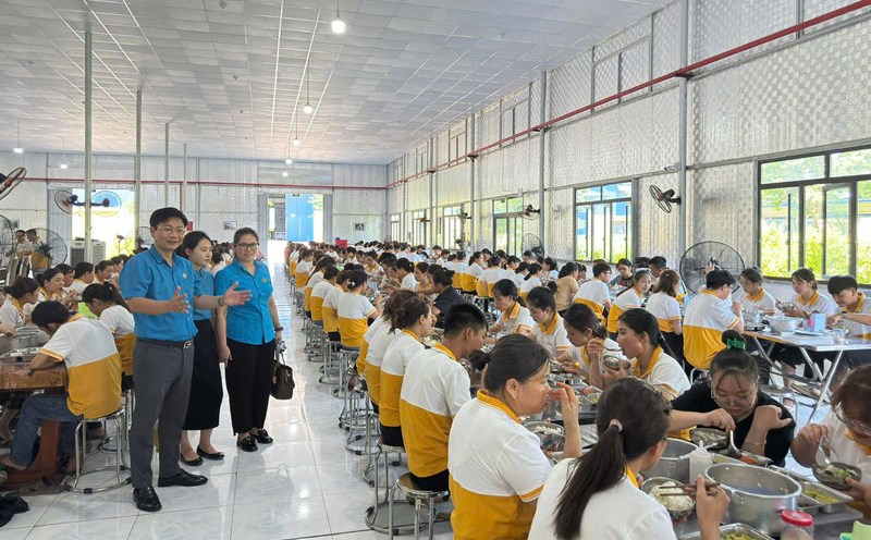 Lao Cai Trade Union regularly coordinates with grassroots trade unions in taking care of the lives of union members and workers. Photo: Dinh Dai