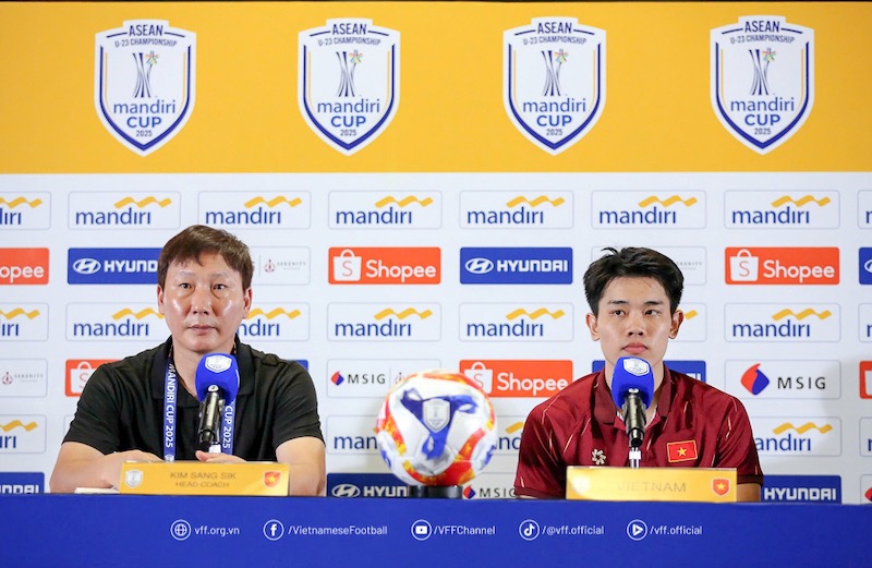 Coach Kim Sang-sik and striker Dinh Bac of U23 Vietnam. Photo: VFF