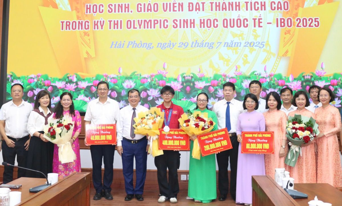 Pho Chu tich UBND thanh pho bieu duong, khen thuong hoc sinh va tap the can bo, giao vien Truong THPT chuyen Tran Phu dat thanh tich cao trong Ky thi Olympic Sinh hoc quoc te nam 2025. Ảnh: Minh Khue