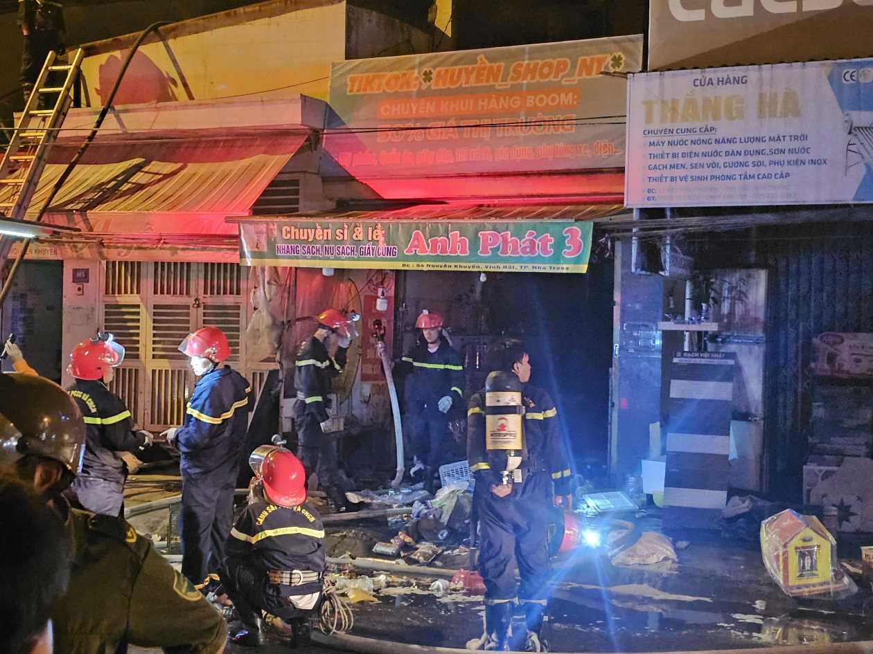 Les pompiers et les secouristes de Khanh Hoa maîtrisent avec succes l'incendie dans une maison du quartier de Bac Nha Trang dans la soiree du 29 juillet. Photo : Phuong Linh