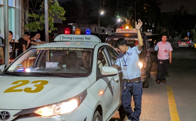 Driving test test in Ho Chi Minh City all night