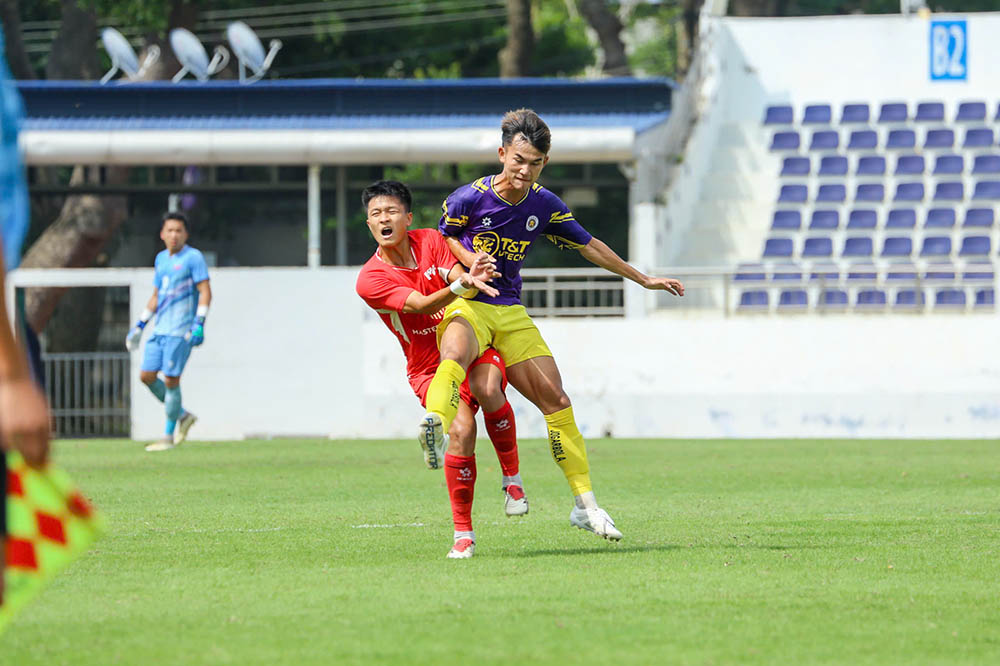 U21 Ha Noi (ao tim) gap kho truoc loi choi kin ke cua U21 PVF. Anh: VFF