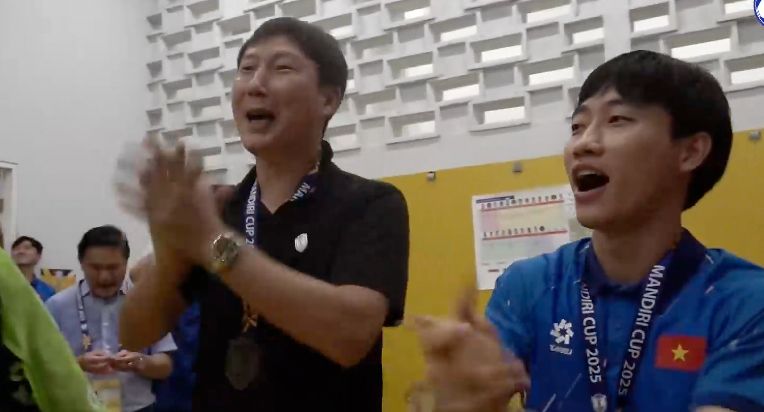 김상식 감독 U23 베트남 선수들과 함께 축하. 비디오 캡처 사진