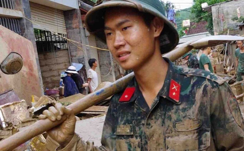 Soldiers of Military Region 4 struggle with mud to help people overcome the consequences of floods. Photo: Hong Thai