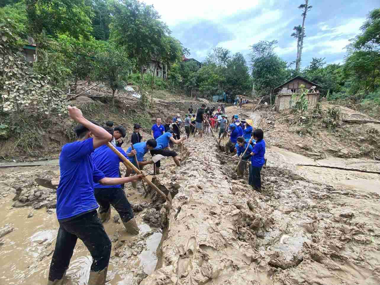Luc luong doan vien thanh nien Nghe An giup dan khac phuc hau qua mua lu. Anh: Ngoc Anh