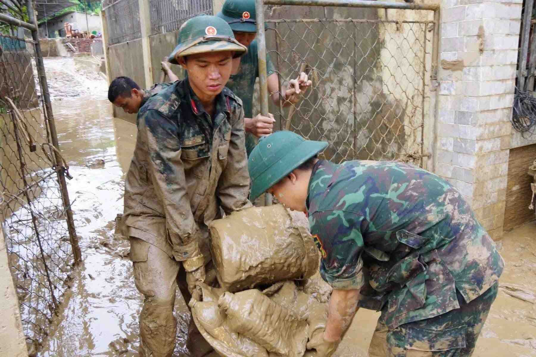 Cong tac khac phuc hau qua mua lu vo cung kho khan, vat va. Anh: Tran Dung