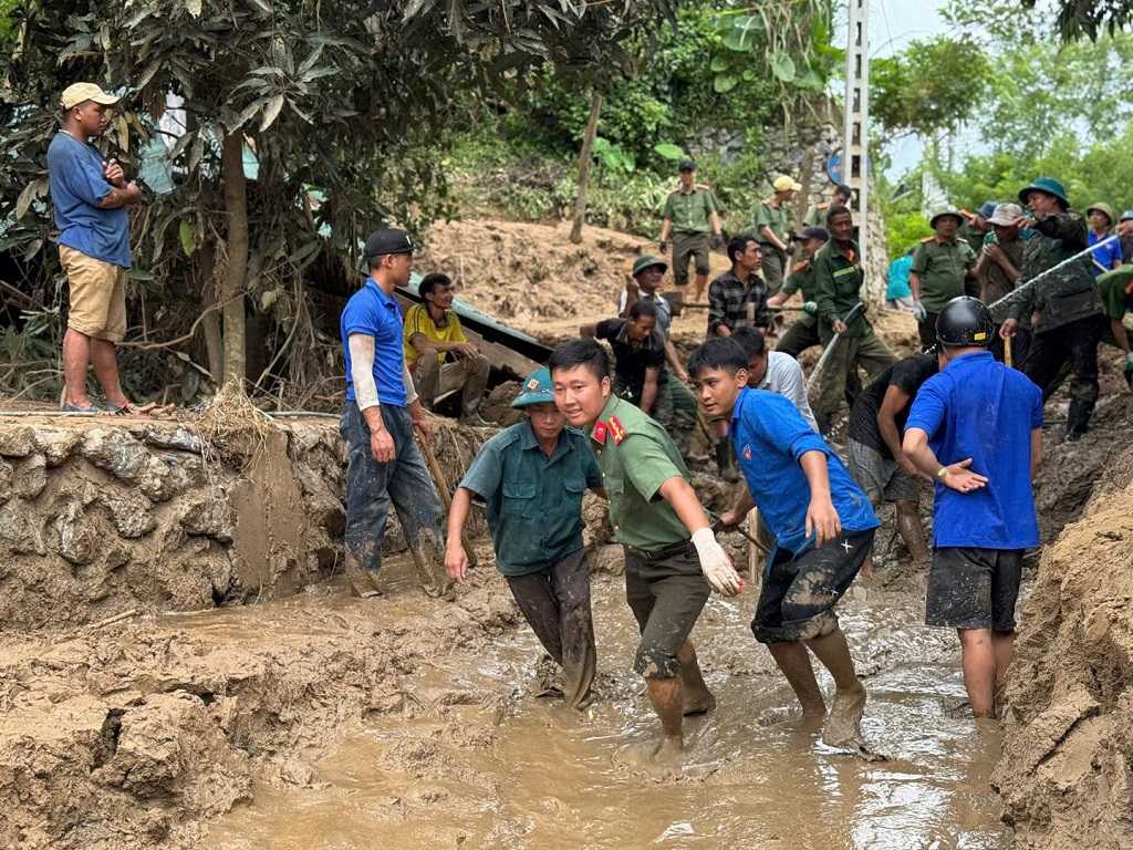 Luc luong Cong an tinh Nghe An xong pha noi tuyen dau, tich cuc giup dan vung lu. Anh: Ngoc Anh