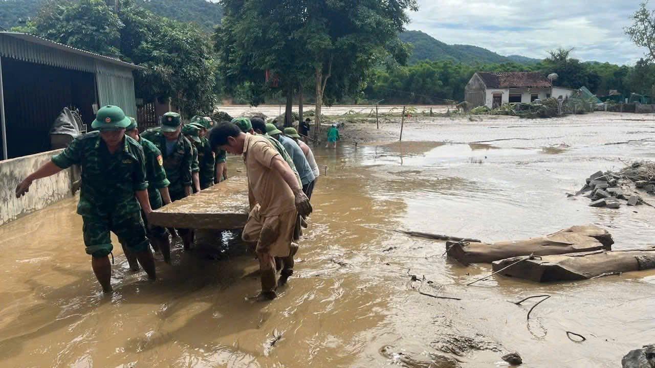Can bo, chien si Cong an tinh Nghe An dua san phu di vuot can. Anh: Ngoc Anh