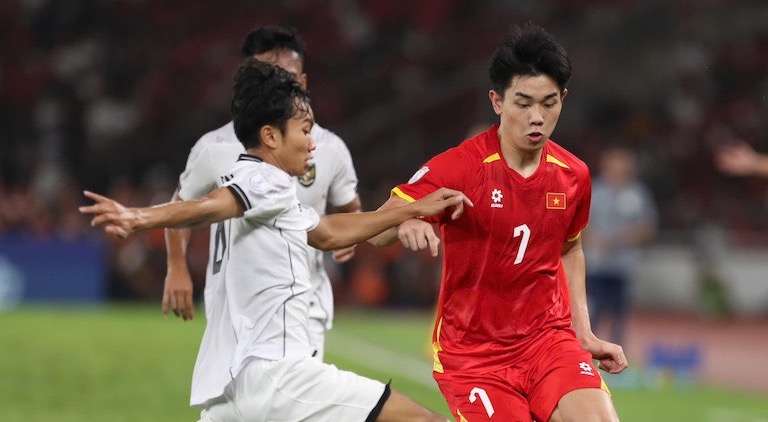 U23 Indonesia (white shirt) lost to U23 Vietnam in the 2025 U23 Southeast Asian Cup final. Photo: VFF