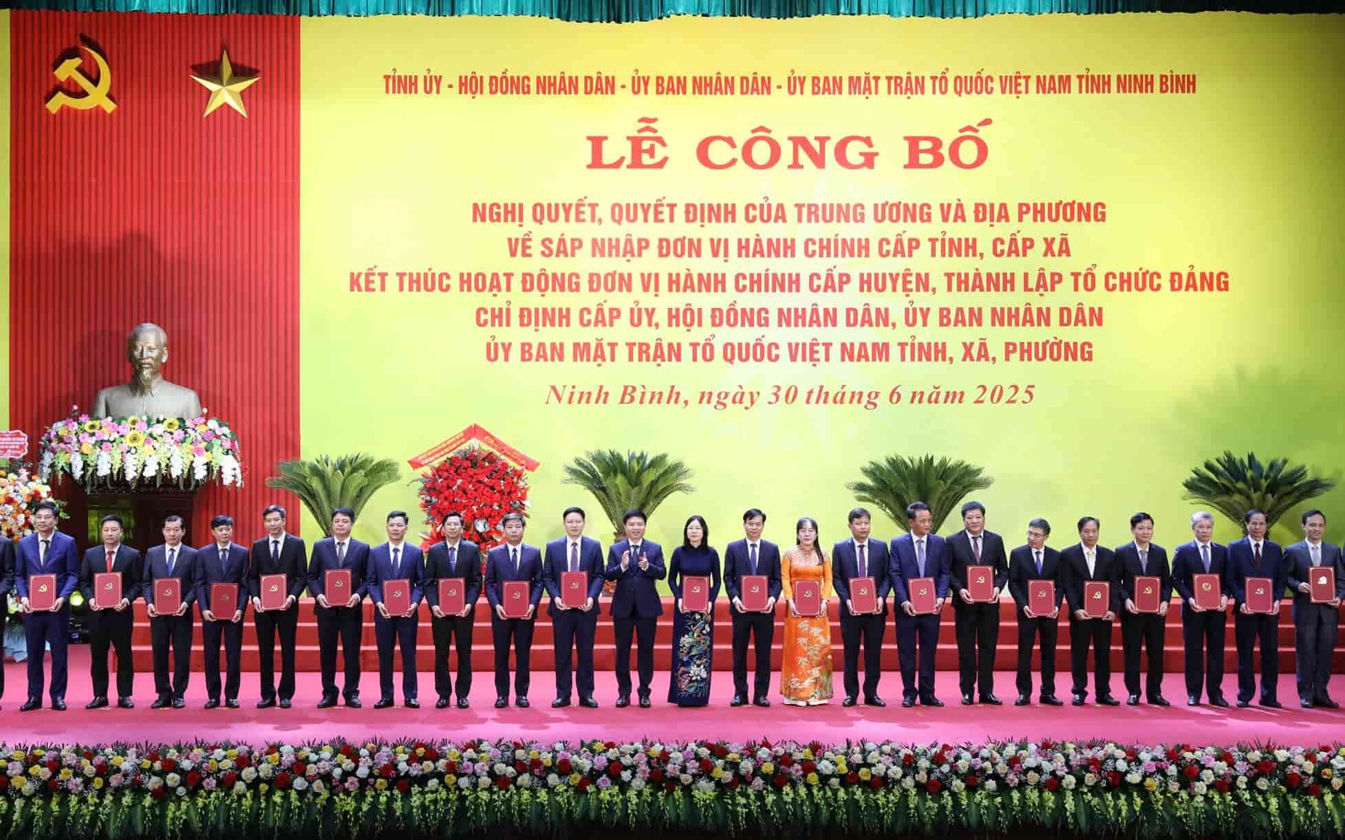 Truong Quoc Huy Ninh Binh 지방 당 위원회 서기가 새로운 코뮌 및 구의 서기 인민위원회 위원장에게 결정을 수여하고 있습니다. 사진: Dieu Anh